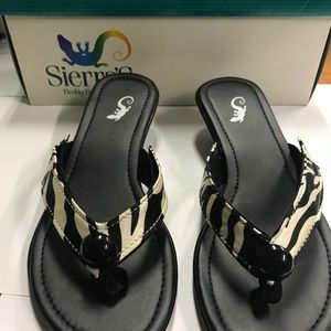 NWOT Sierra's Flexibly Fun footwear Size 5